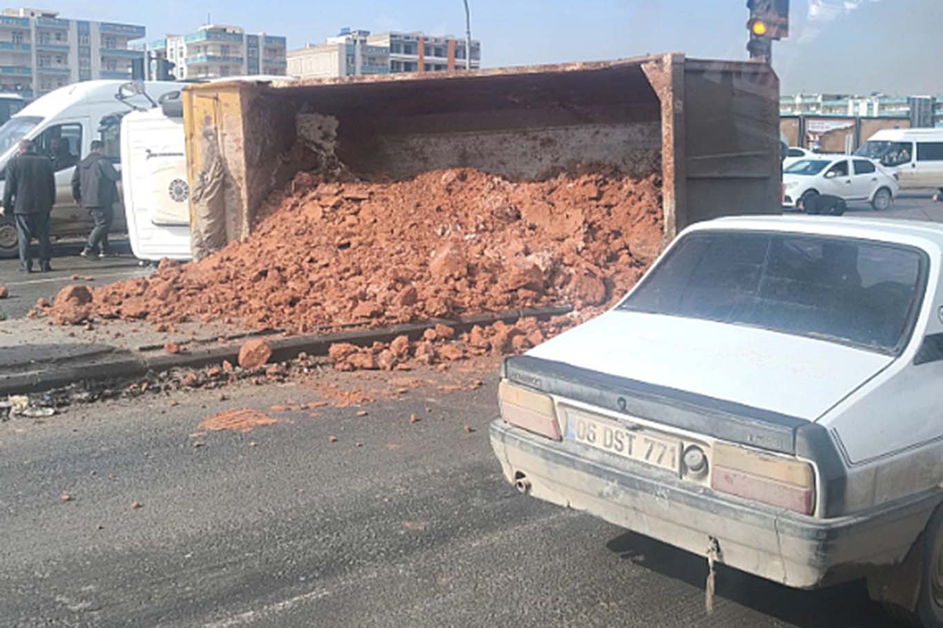 Şanlıurfa’da kontrolden çıkan kamyon ortalığı savaş alanına çevirdi