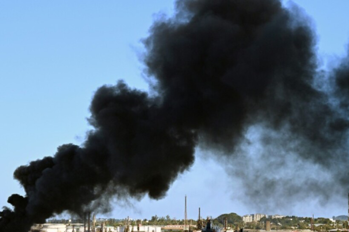 Küba’da petrol rafinerisinde yangın 