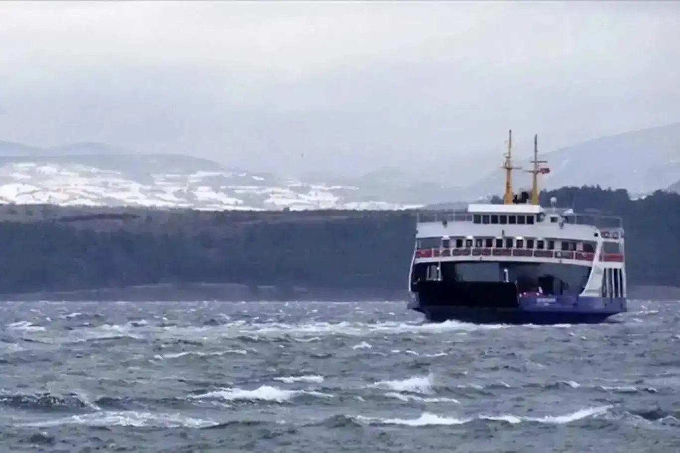 Feribot seferlerine fırtına engeli 