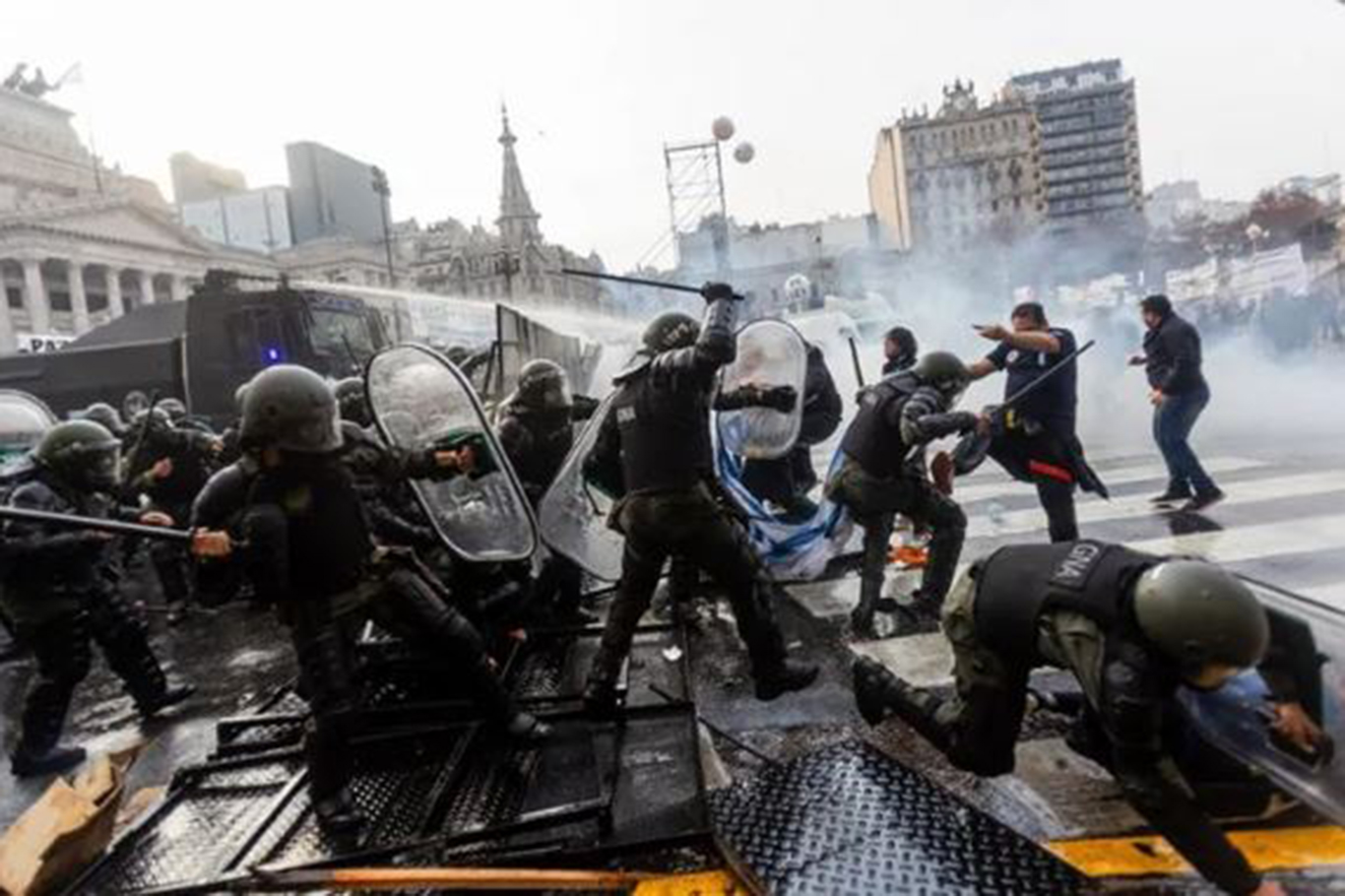 Arjantin’de Milei karşıtı protestolarda sokaklar savaş alanına döndü