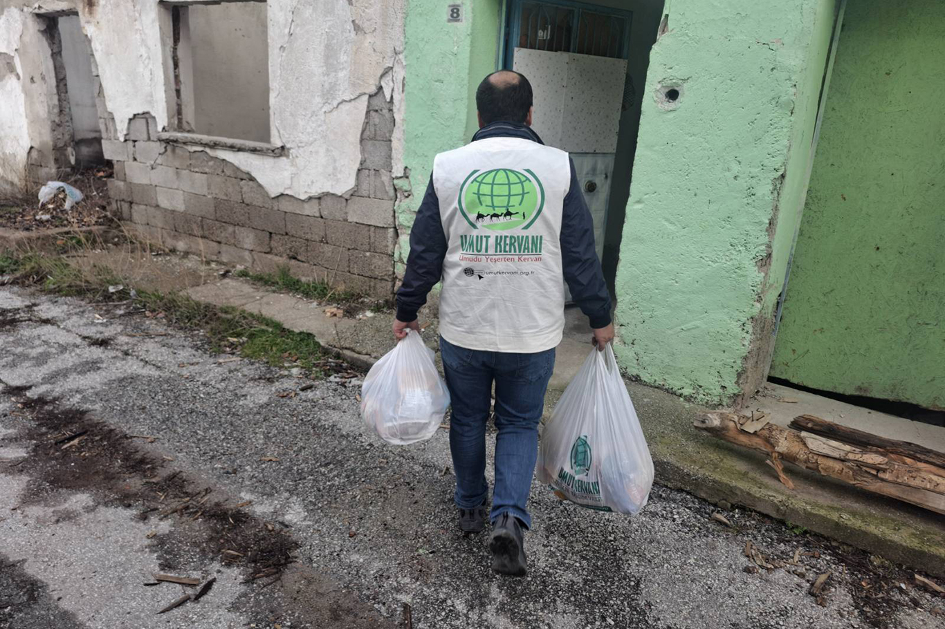 Kütahya Umut Kervanı'ndan onlarca aileye Ramazan yardımı