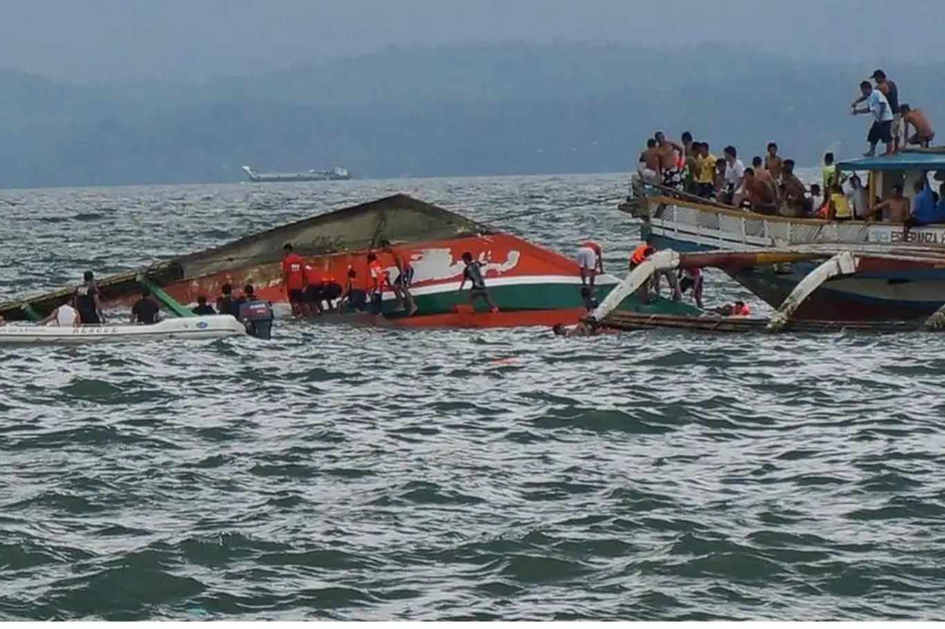 Nijerya'da tekne battı: 14 ölü, onlarca kayıp