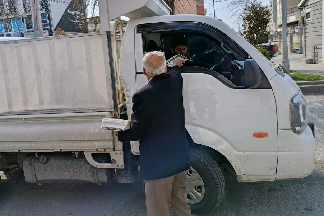 Emeklilerden Ramazan öncesi imsakiye dağıtımı