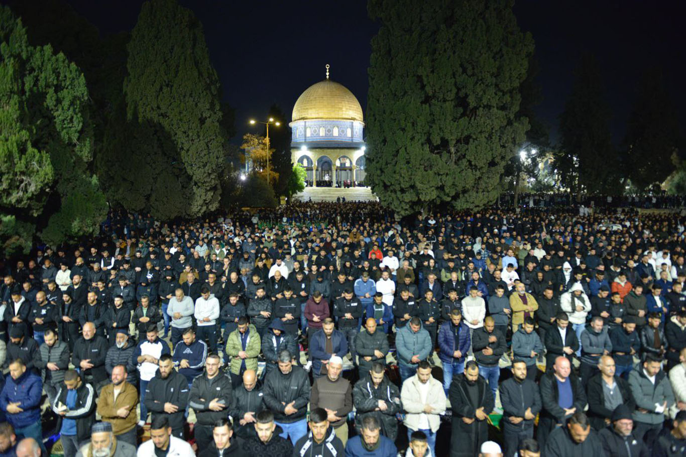 Aksa'da Ramazan direnişi: 100 bin Müslüman işgalcilerin engeline rağmen saf tuttu