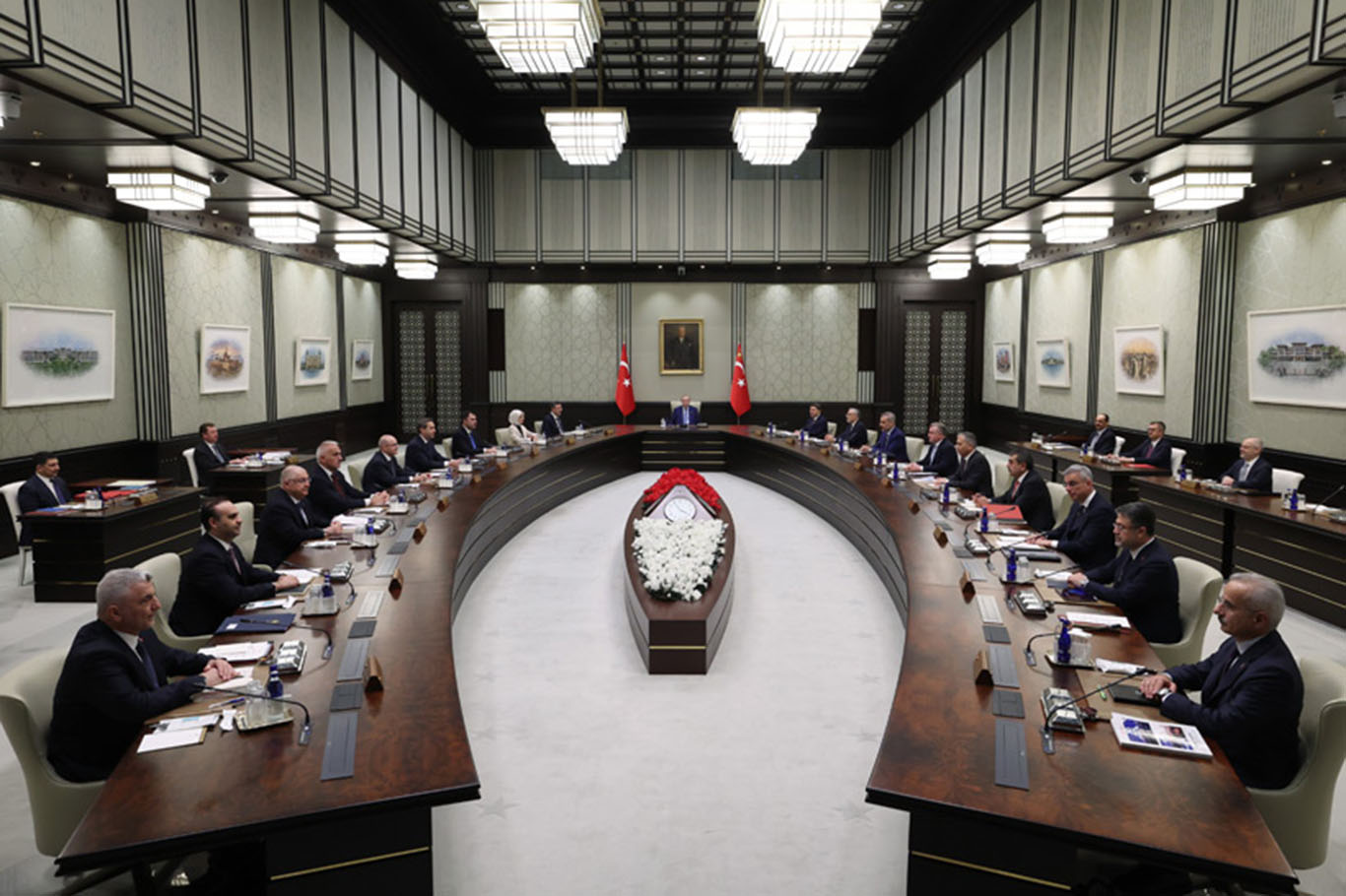 Cumhurbaşkanlığı Kabinesi yoğun gündemle toplanıyor