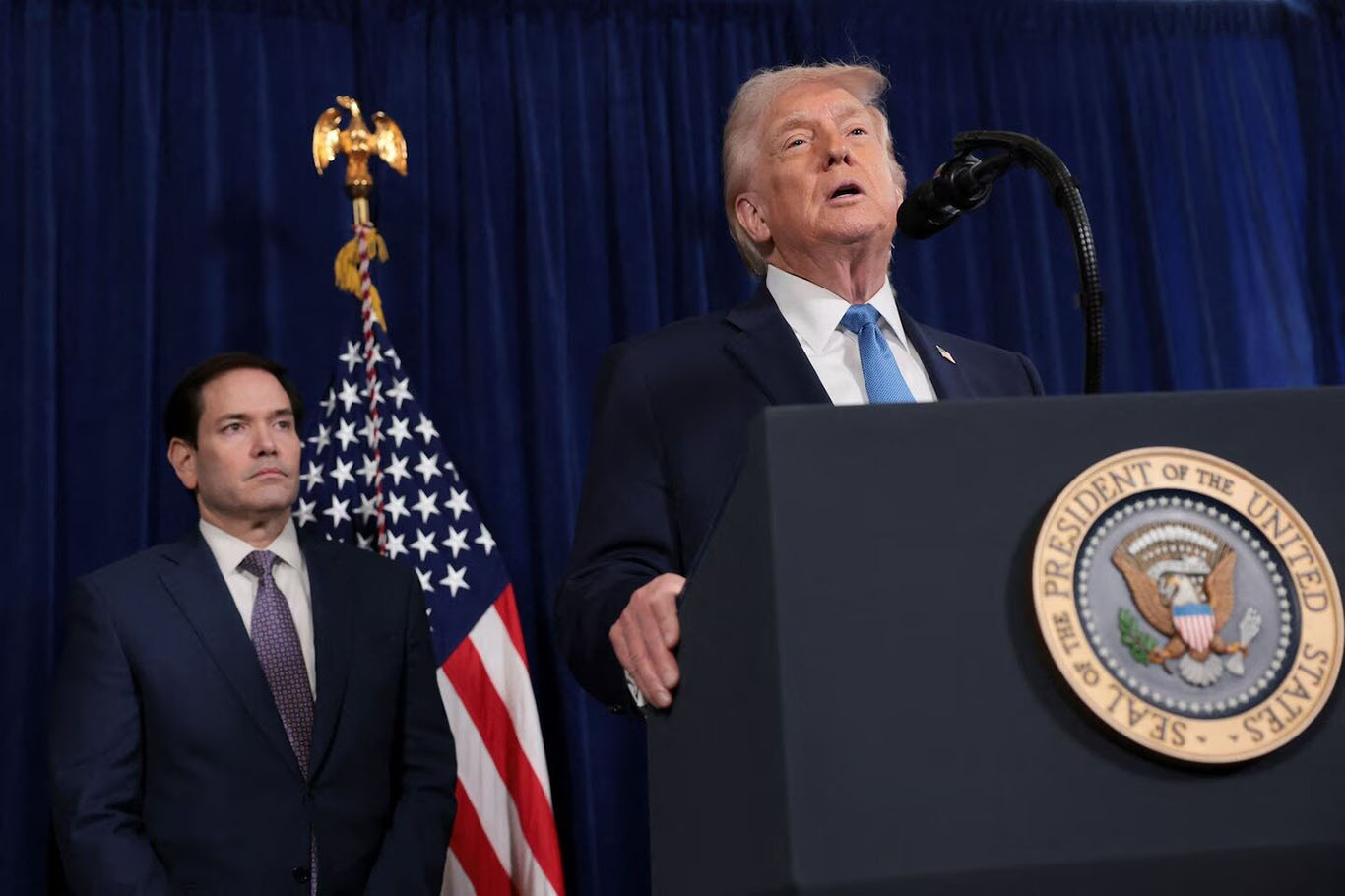 Trump, İran'a yönelik askeri seçenekleri masada tutuyor