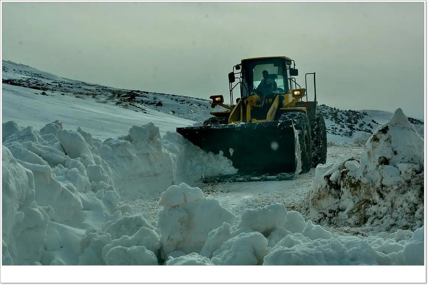 Siirt’te karla mücadele sürüyor: Kapanan köy yolları açılıyor