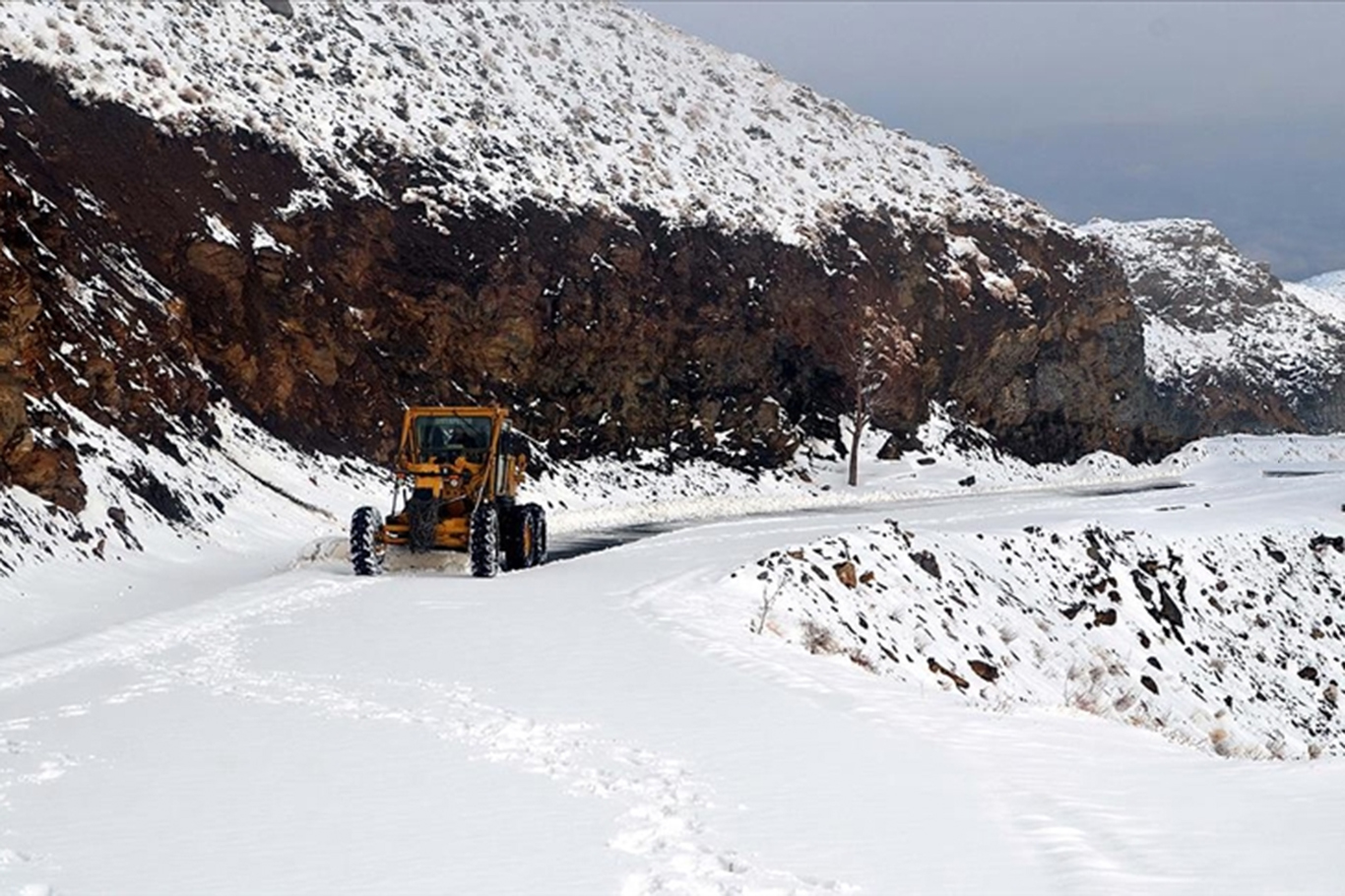 Yoğun kar yağışı 7 ilde ulaşımı aksattı: 249 yol kapalı