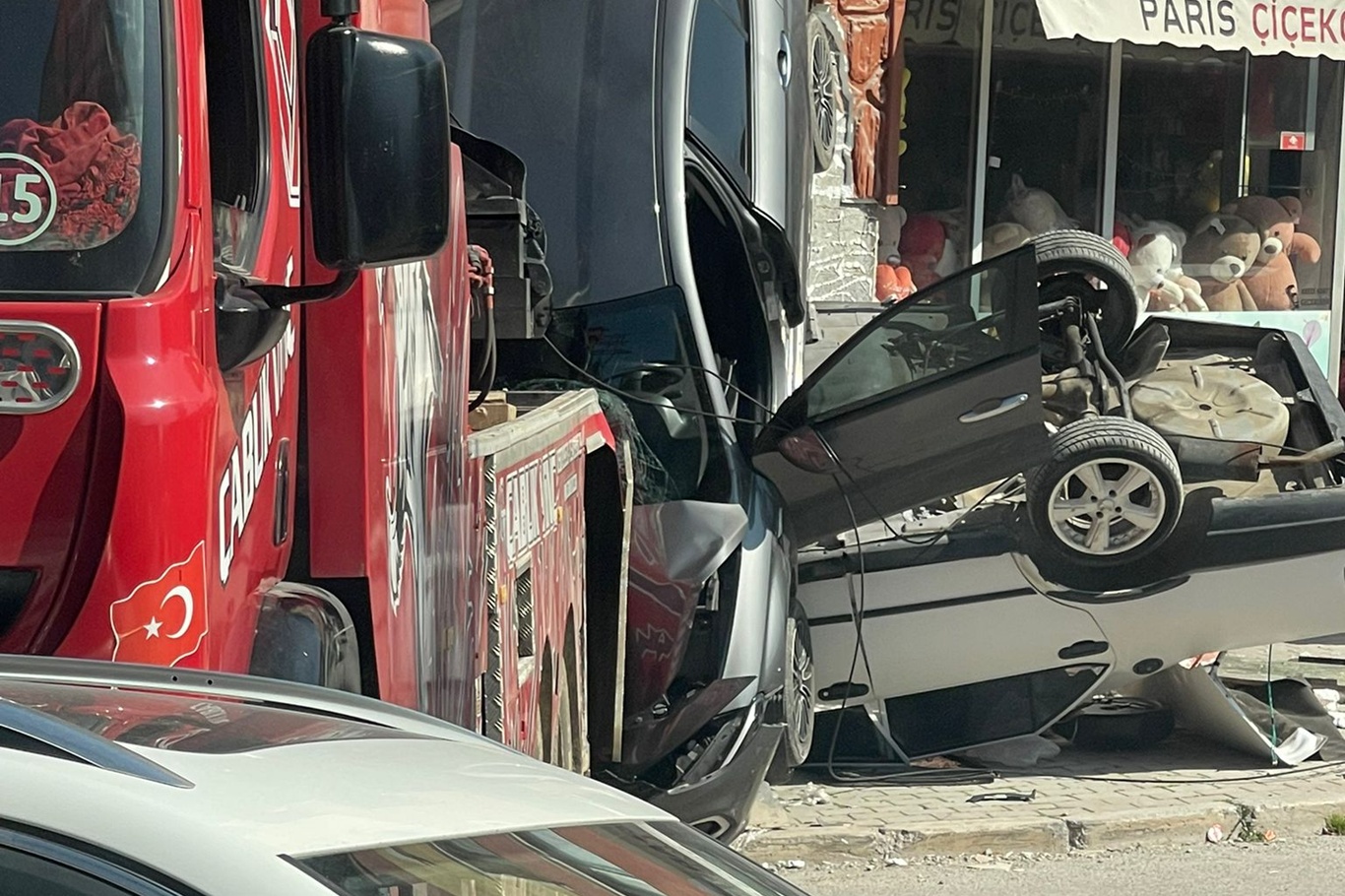 İzmir'de freni boşalan vinç park halindeki araçları ezdi