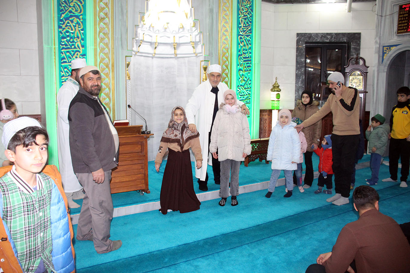 Ağrı’da Ramazan ayının neşesi, minik ellere tatlı ikramı yapılıyor