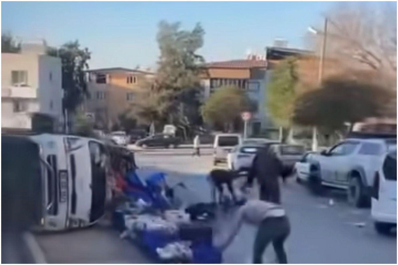 İzmir’de meyve yüklü araç devrildi