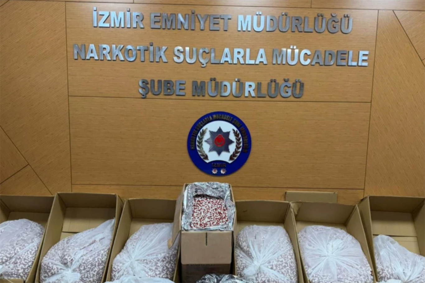 İzmir’de uyuşturucu operasyonu: 356 bin sentetik hap ele geçirildi