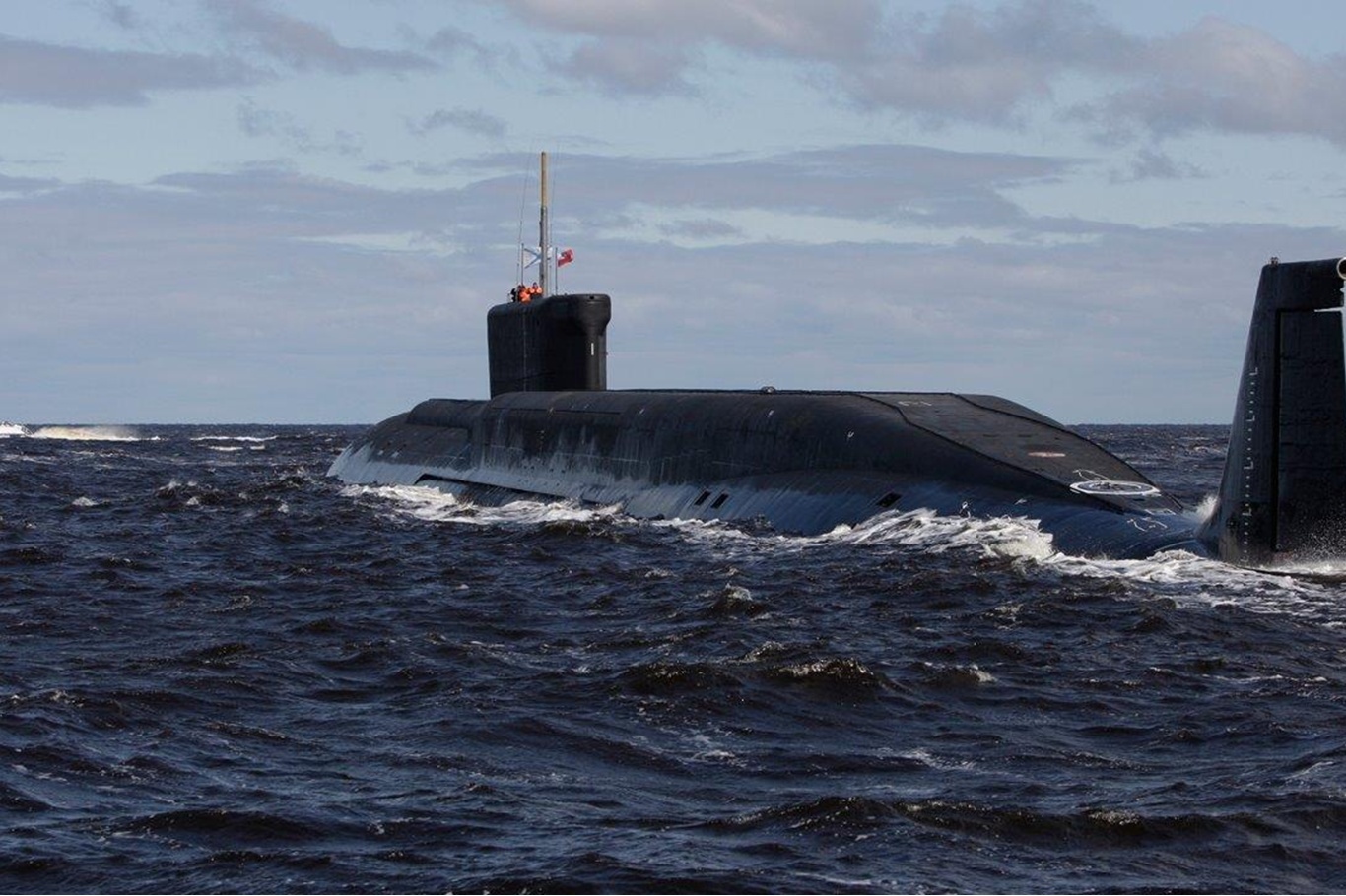 Rus denizaltısı Kazan, tatbikat sırasında 300 km uzaklıktaki bir su üstü hedefini vurdu