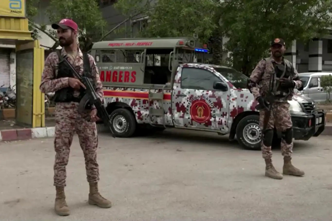 Pakistan'da polise saldırı: 7 ölü
