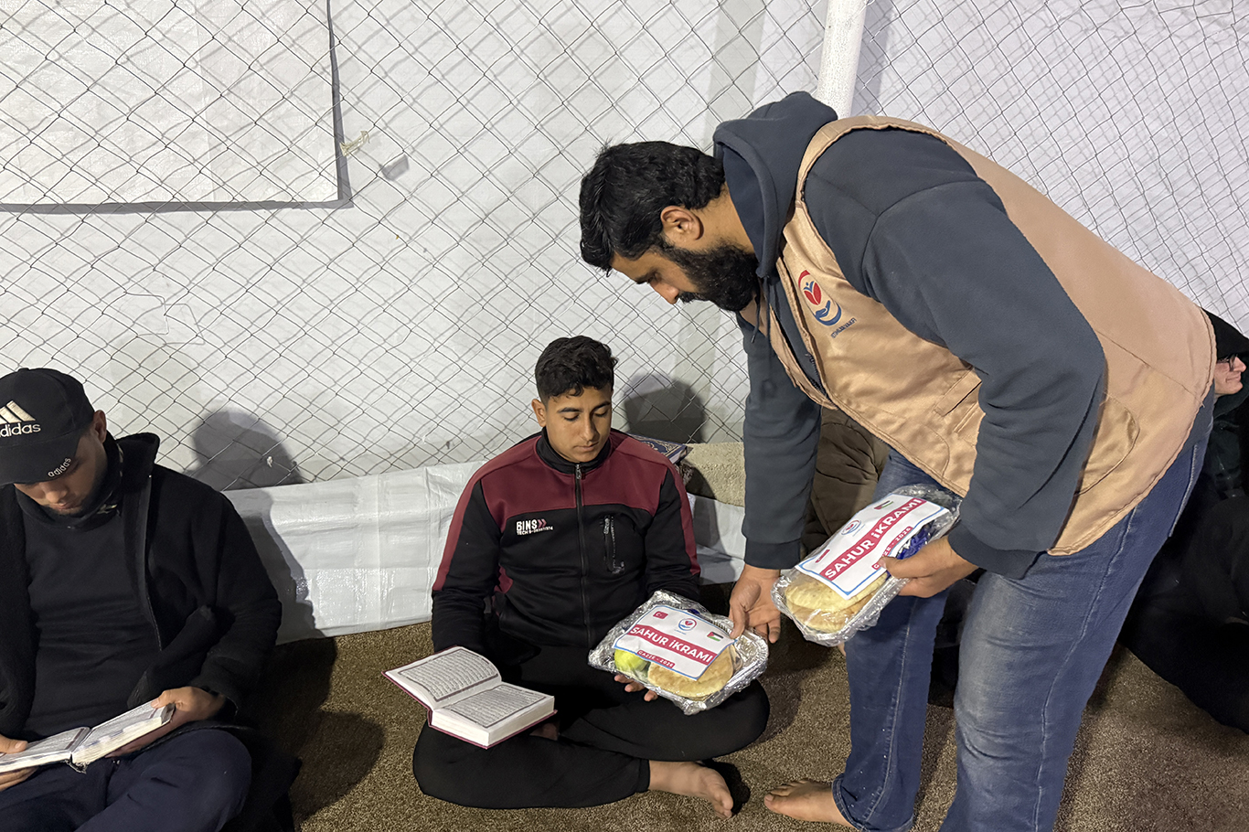 Yetimler Vakfı Gazzeli Müslümanlara sahur ikramında bulundu
