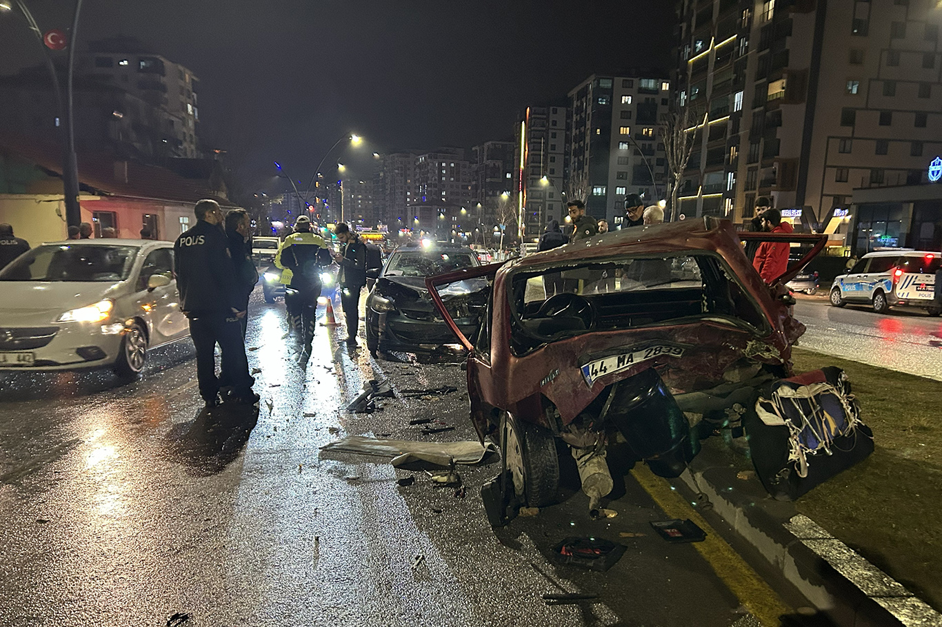 Malatya'da 2 otomobil çarpıştı: 3 yaralı