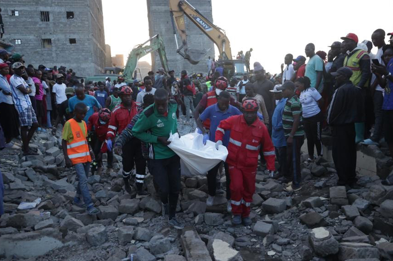 Kenya'da kontrollü yıkımı planlanan bir bina çöktü: 4 ölü, 4 yaralı