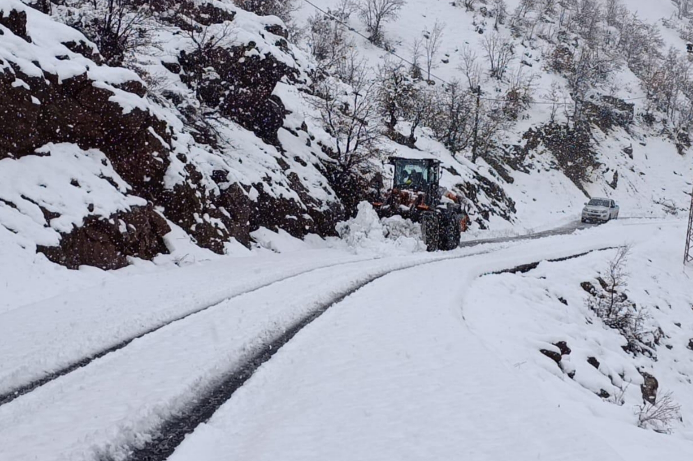 Şırnak'ta karla kapanan köy yolları temizleniyor 