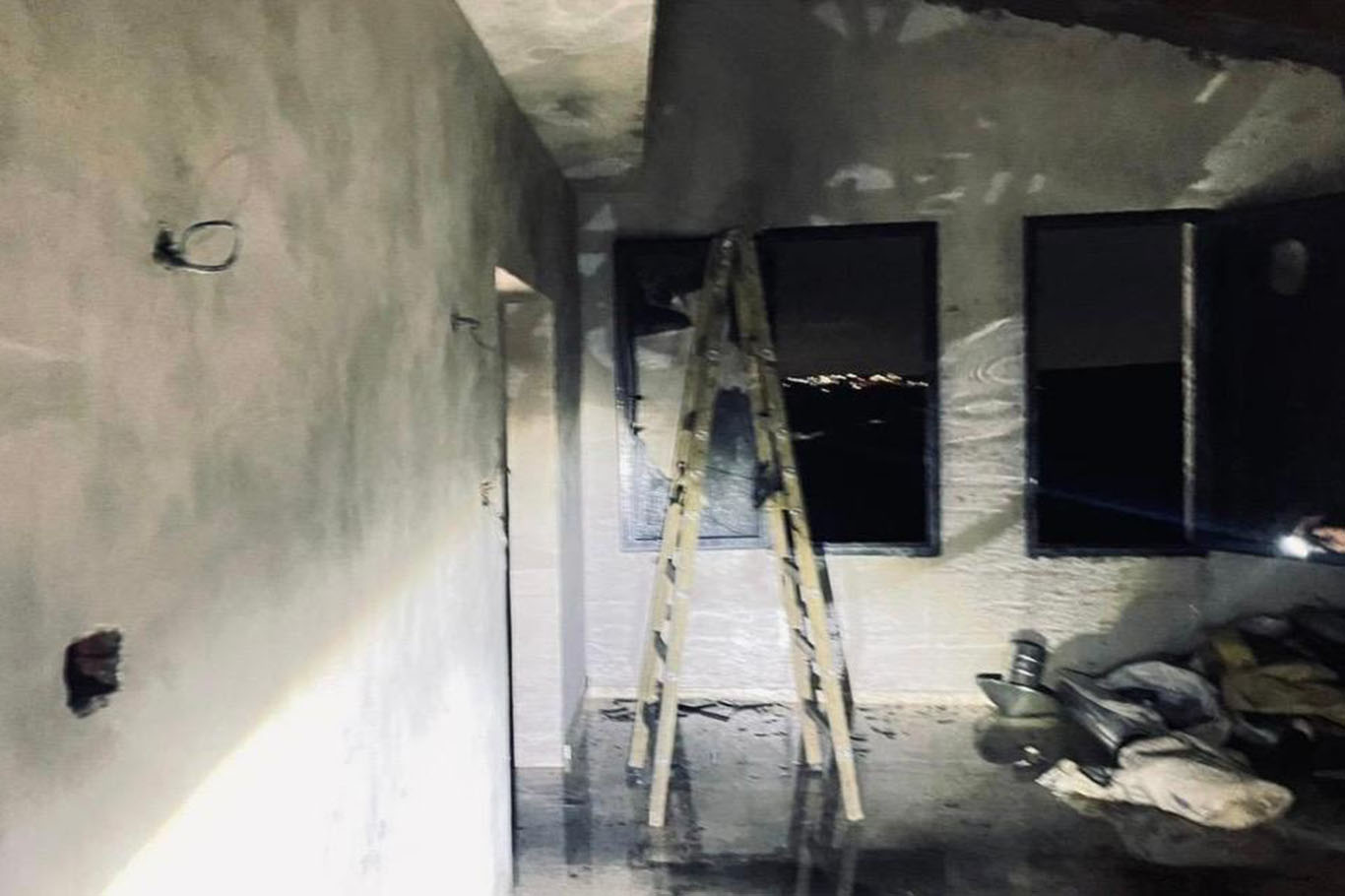 Yahudi çeteler Kalkilya'da Filistinlilere ait ziraî depoyu ateşe verdi