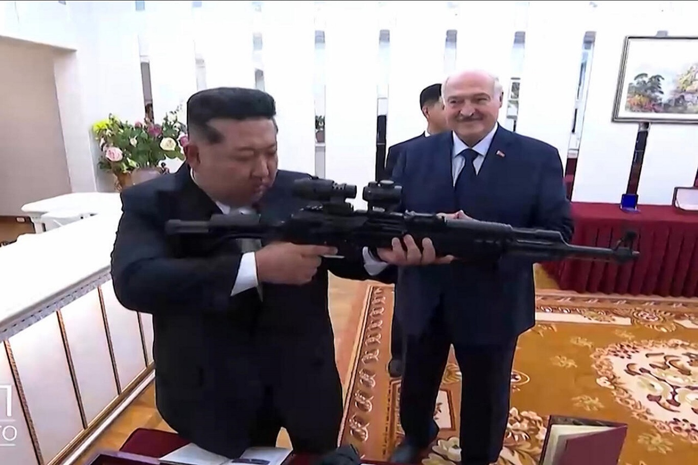 Lukaşenko’dan Kim Jong Un’a dikkat çeken silah hediyesi