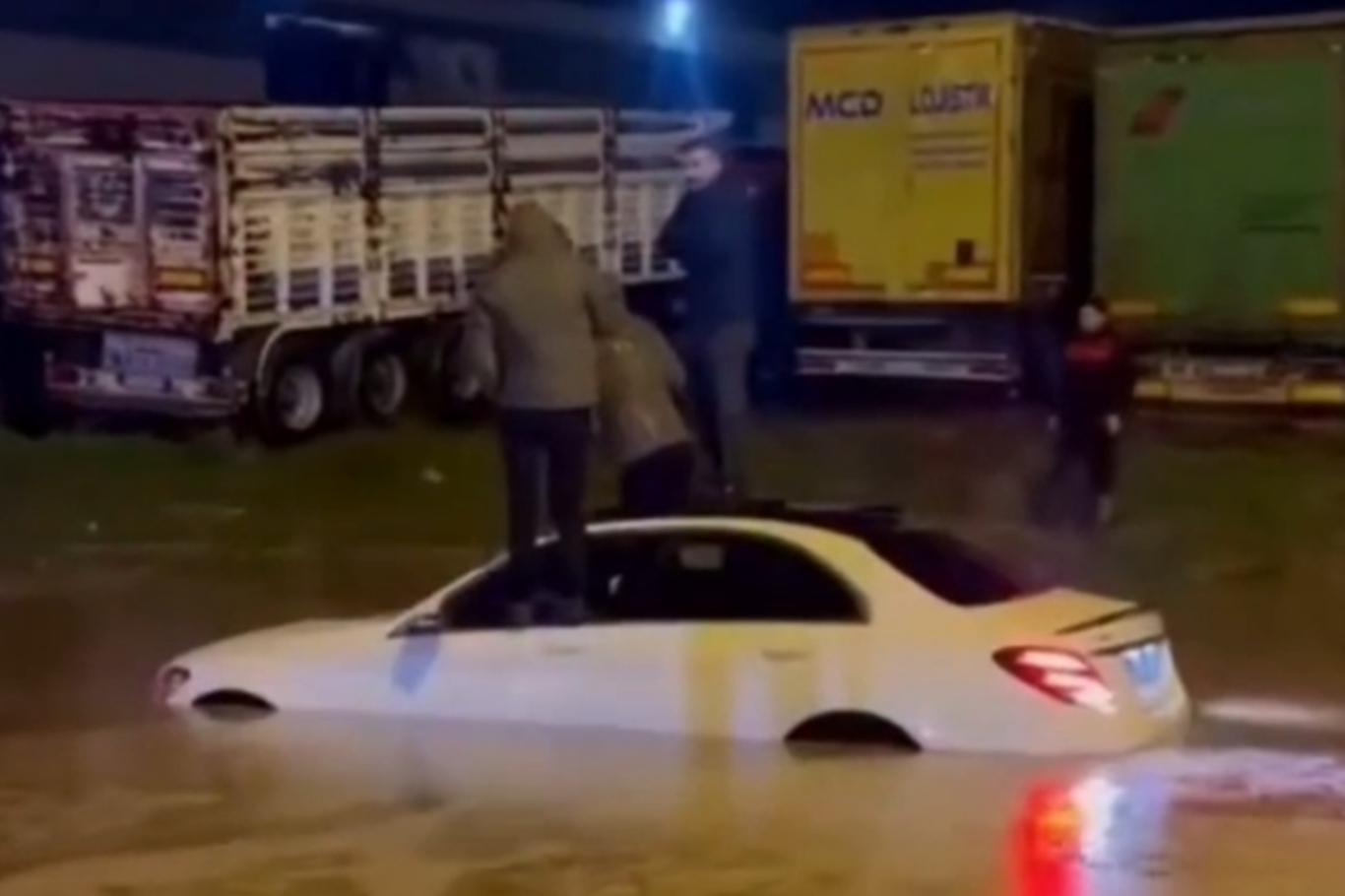 Şırnak'ta sel: Araçlarda mahsur kalanlar kurtarıldı