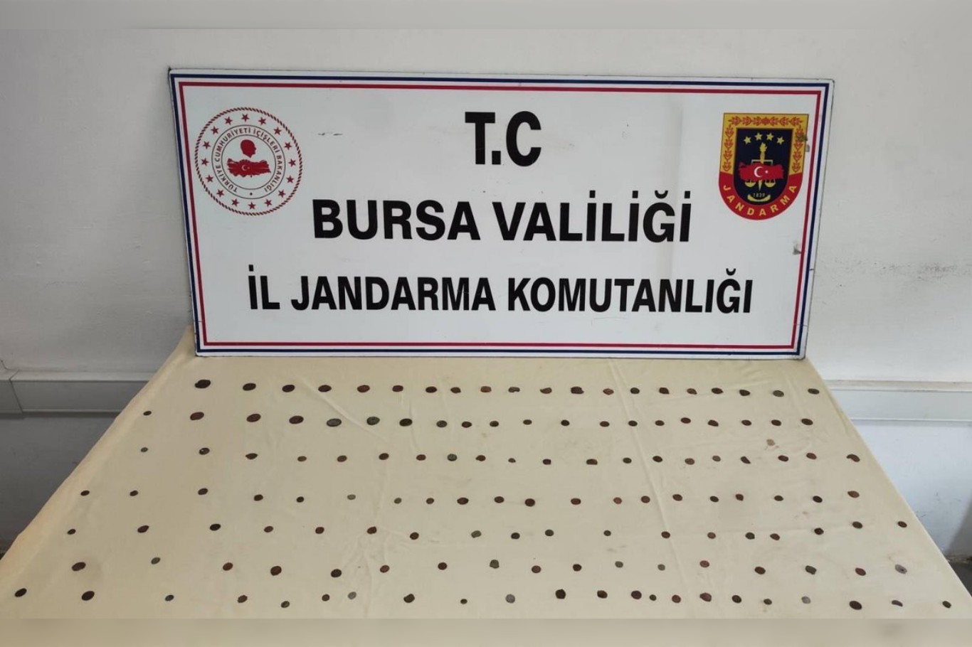 Bursa'da tarihi eser operasyonu: 137 sikke ele geçirildi 