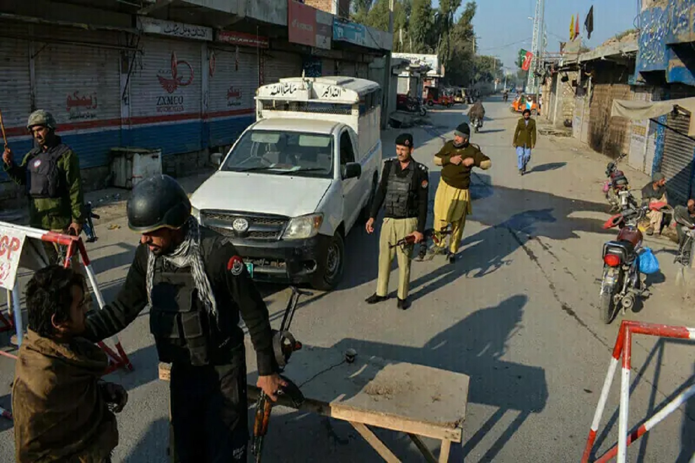 Pakistan’da polis karakoluna saldırı: 5 ölü, 13 yaralı