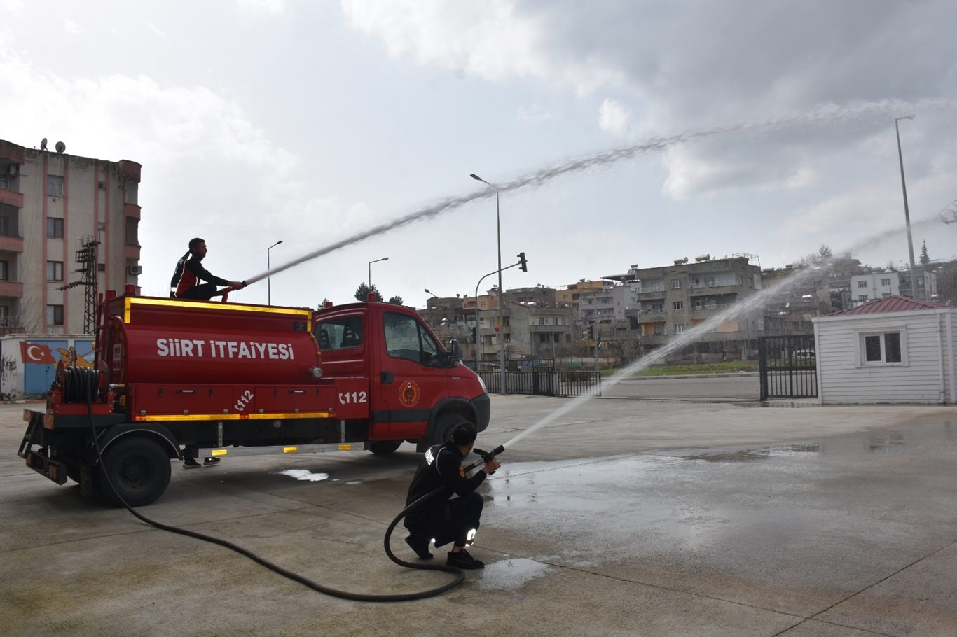 Siirt’te dar sokaklara yönelik özel itfaiye aracı hizmete girdi