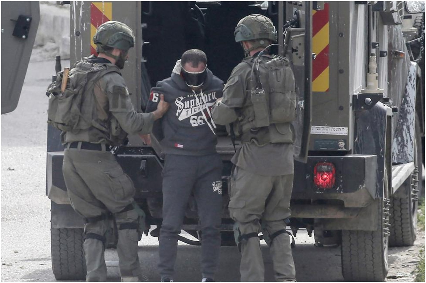 İşgal rejimi Batı Şeria’daki baskınlarında birçok kişiyi alıkoydu