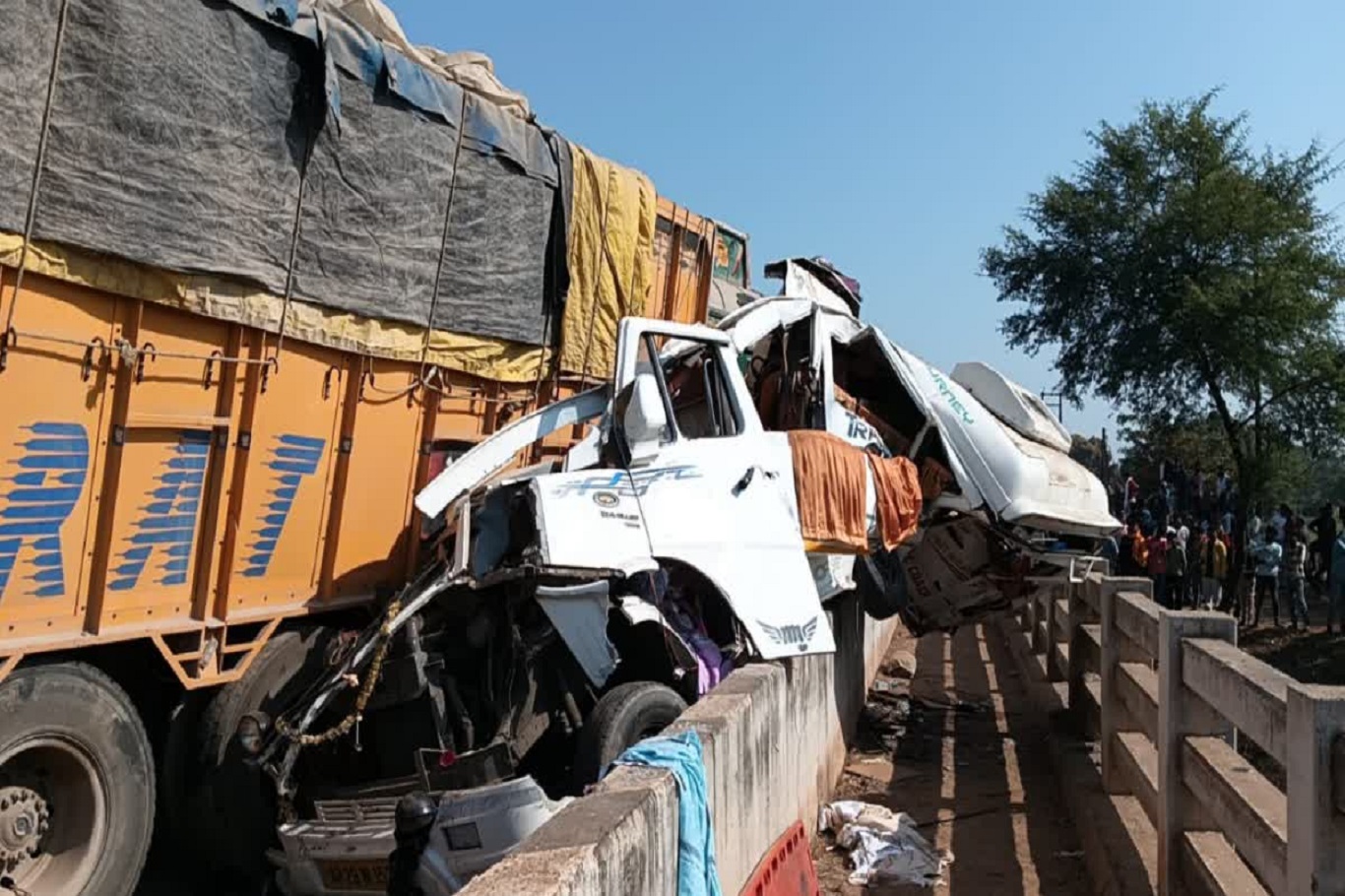 Hindistan’da zincirleme kaza: 13 ölü, 30 yaralı