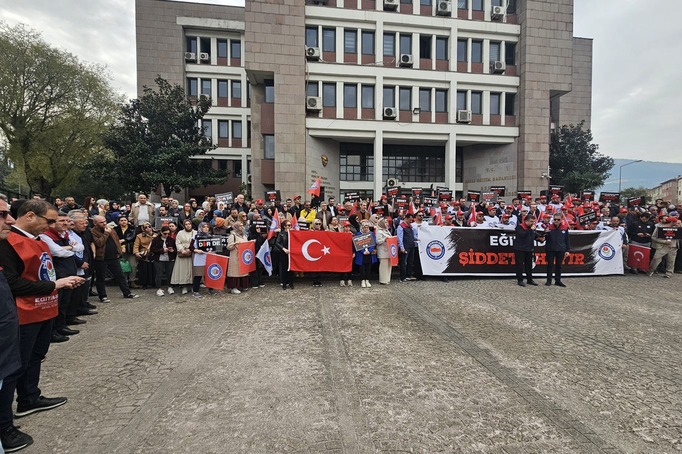 Bursa’dan Siverek'teki saldırıya tepki: Okulda şiddet istemiyoruz