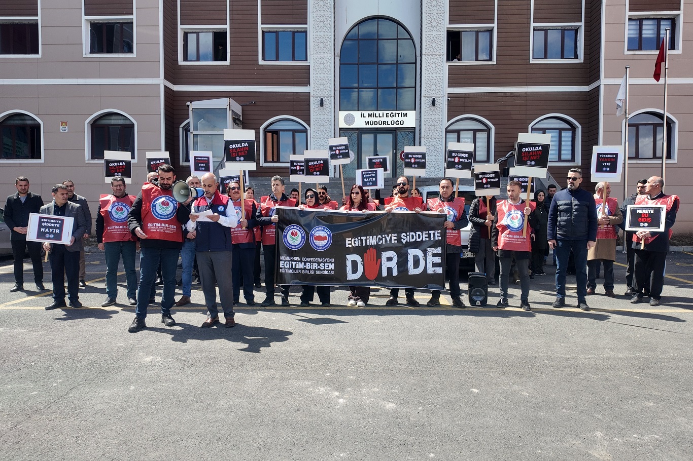 Ağrı’da Eğitimcilerden "Şiddete Son" çağrısı