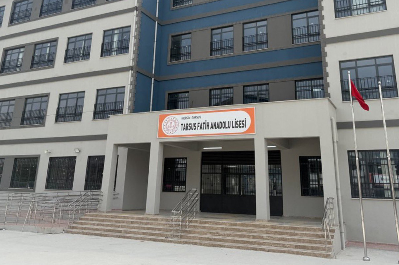 Mersin’de lise öğrencisi okulda silahla yakalandı