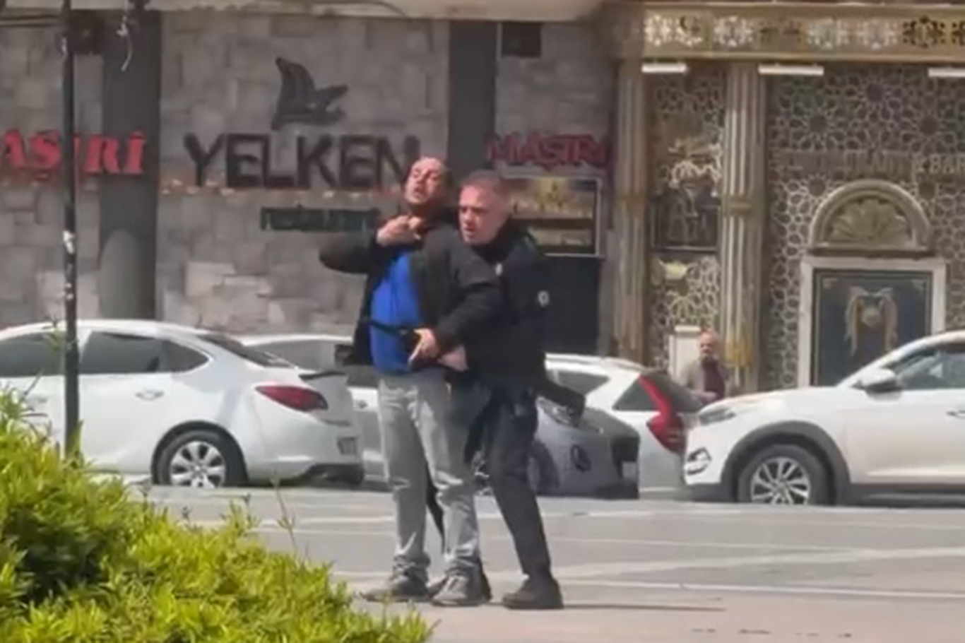 Sokak ortasında pompalı tüfekle gezen şahsa müdahale anı kameralara yansıdı