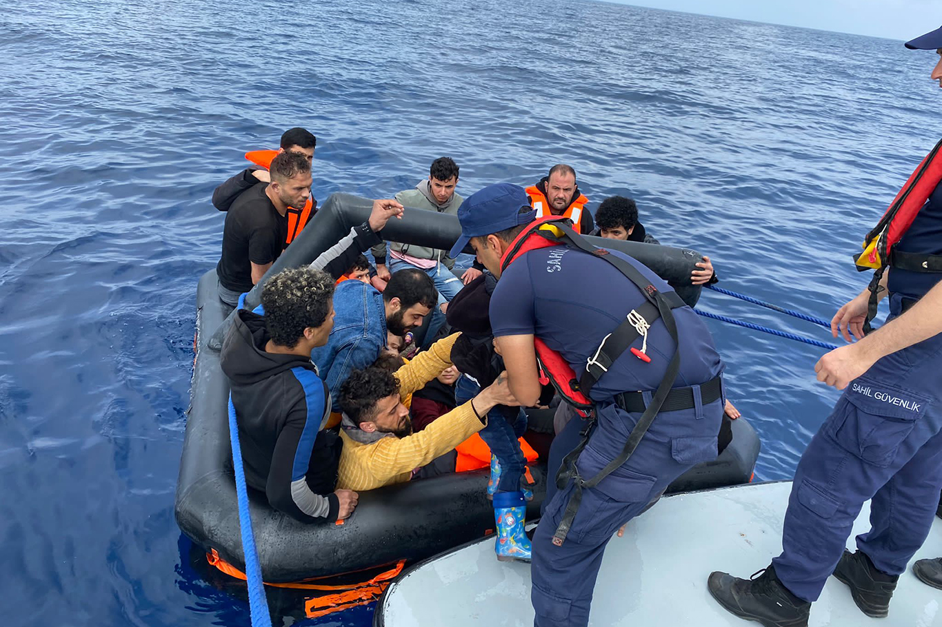 İzmir açıklarında düzensiz göçmen hareketliliği