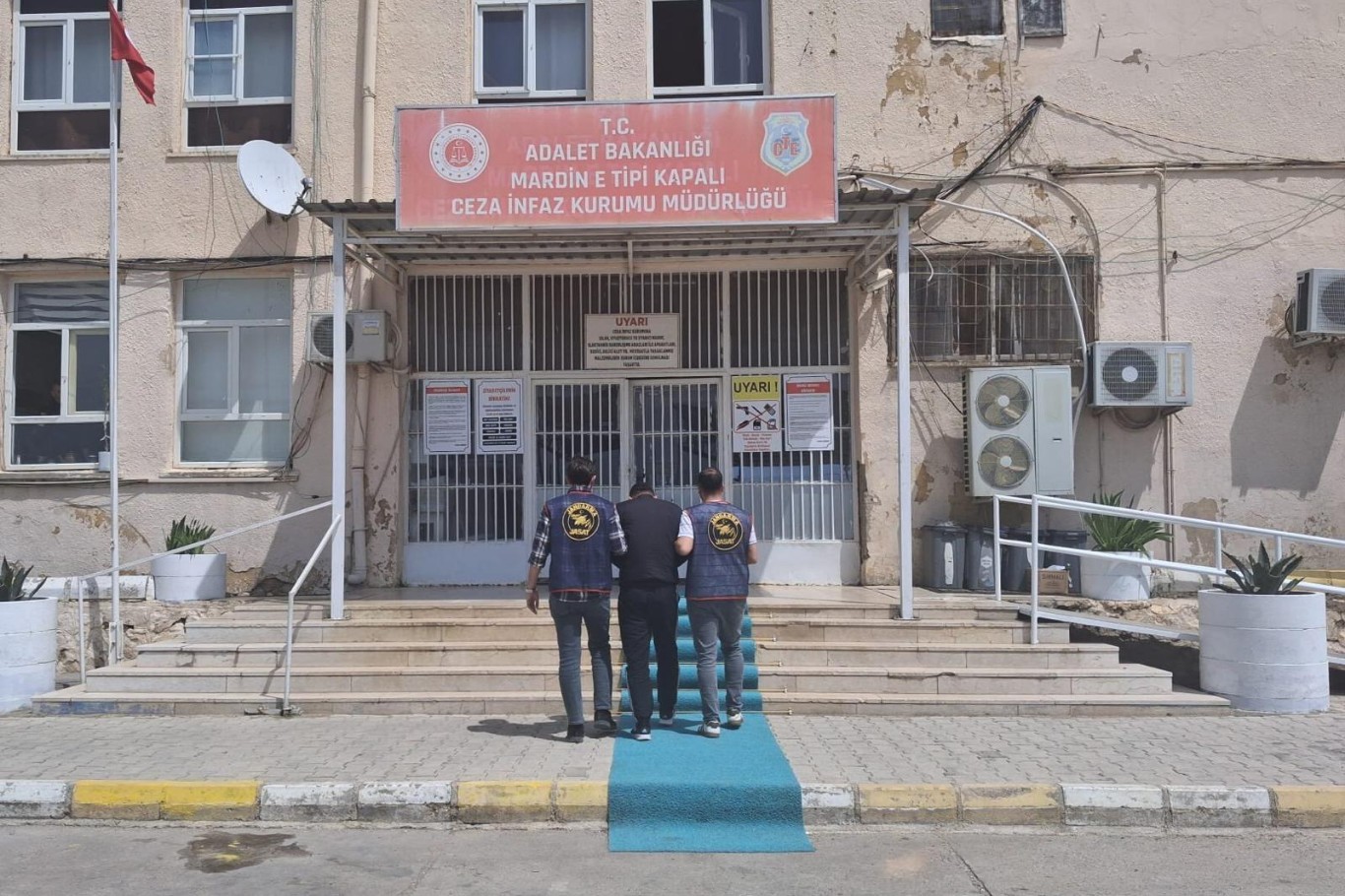Mardin’de kesinleşmiş hapis cezaları bulunan 2 firari yakalandı 