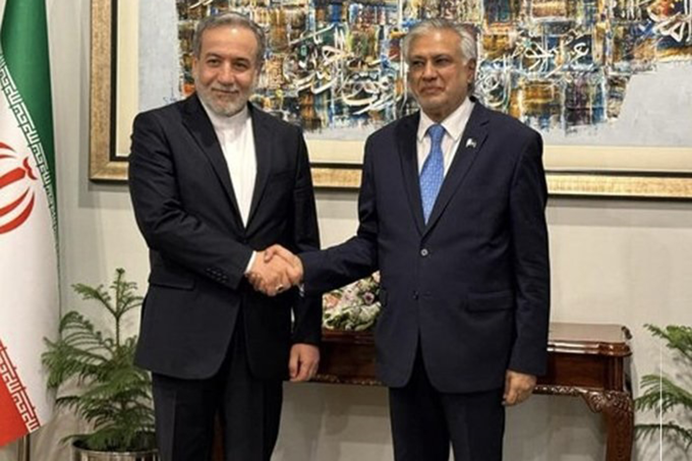 İran Dışişleri Bakanı Arakçi, Pakistanlı mevkidaşı Dar ile görüştü