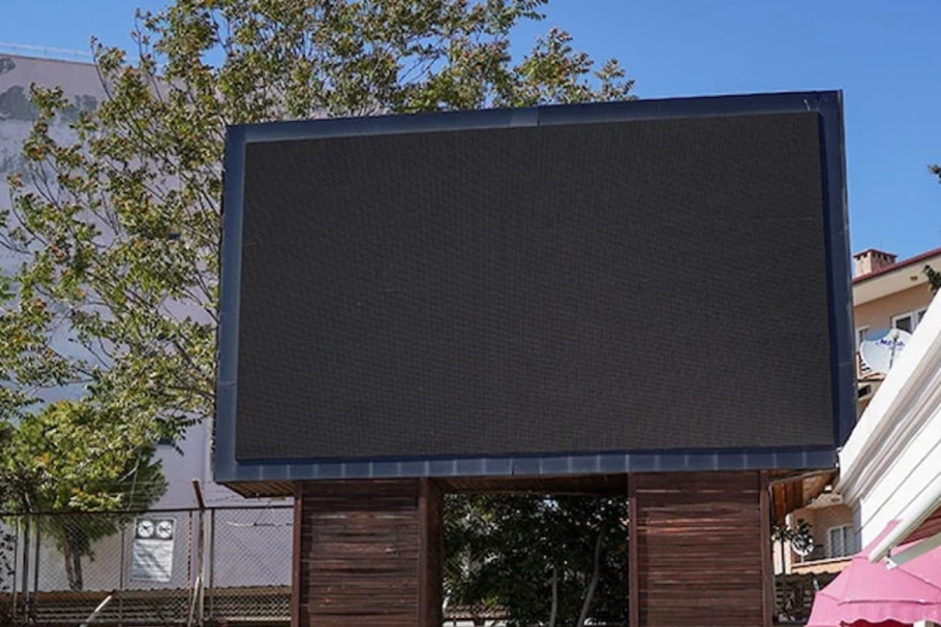 Antalya’da reklam panosunda ceset bulundu