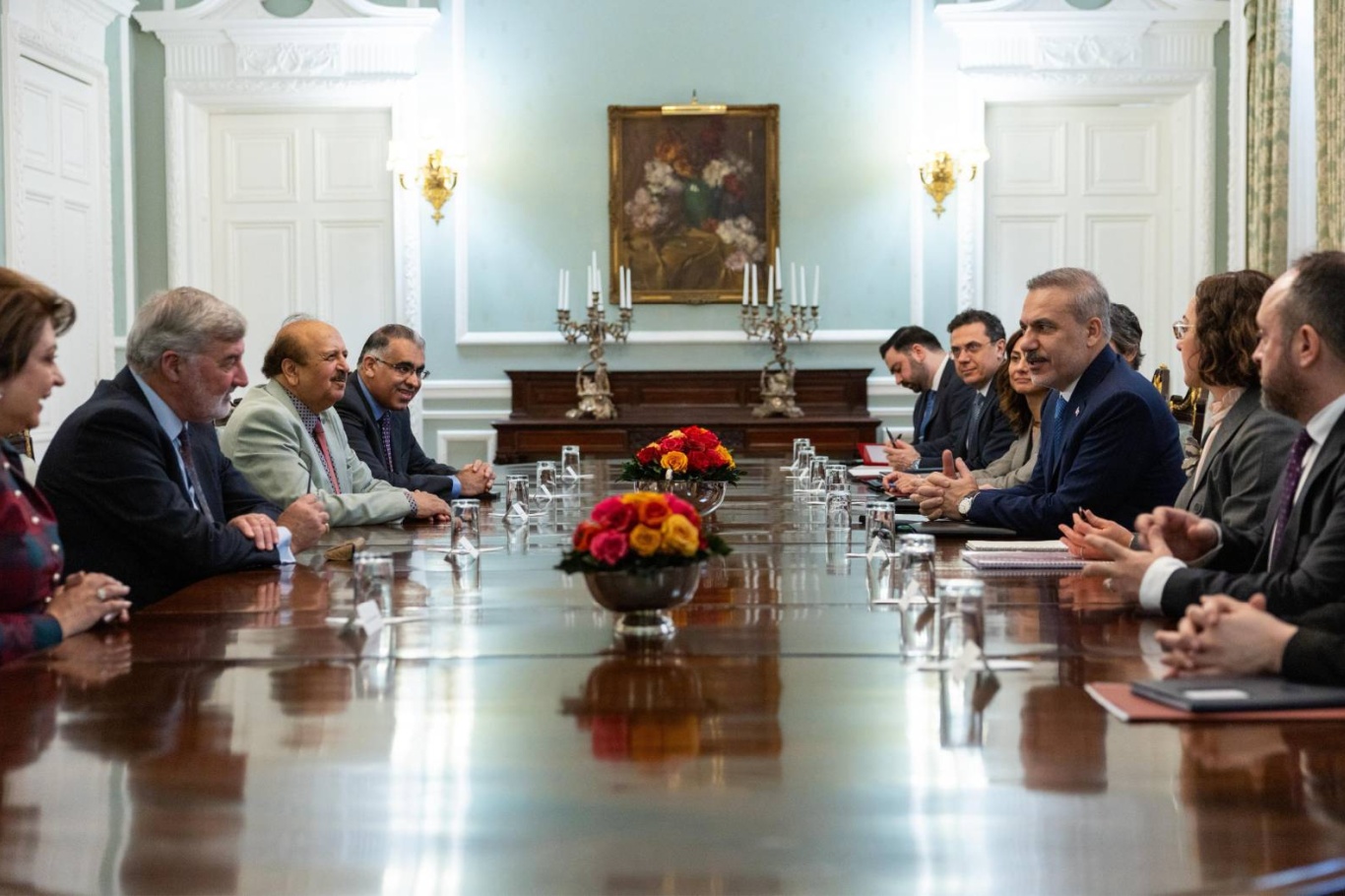 Bakan Fidan, Londra'da parlamenterlerle görüştü