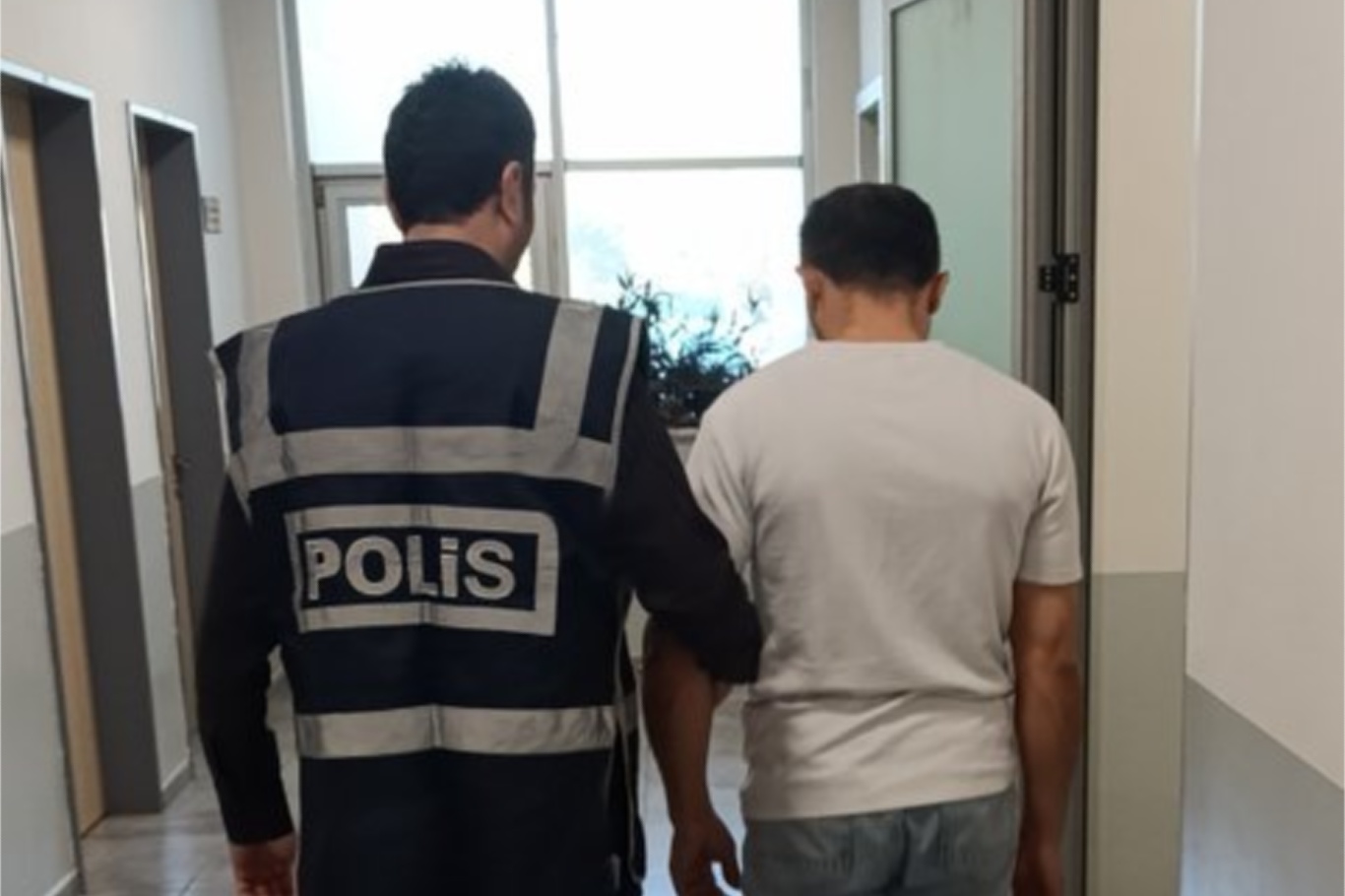 Kendisini polis ve savcı olarak tanıtan şüpheli 3 milyon 300 bin lira dolandırdı