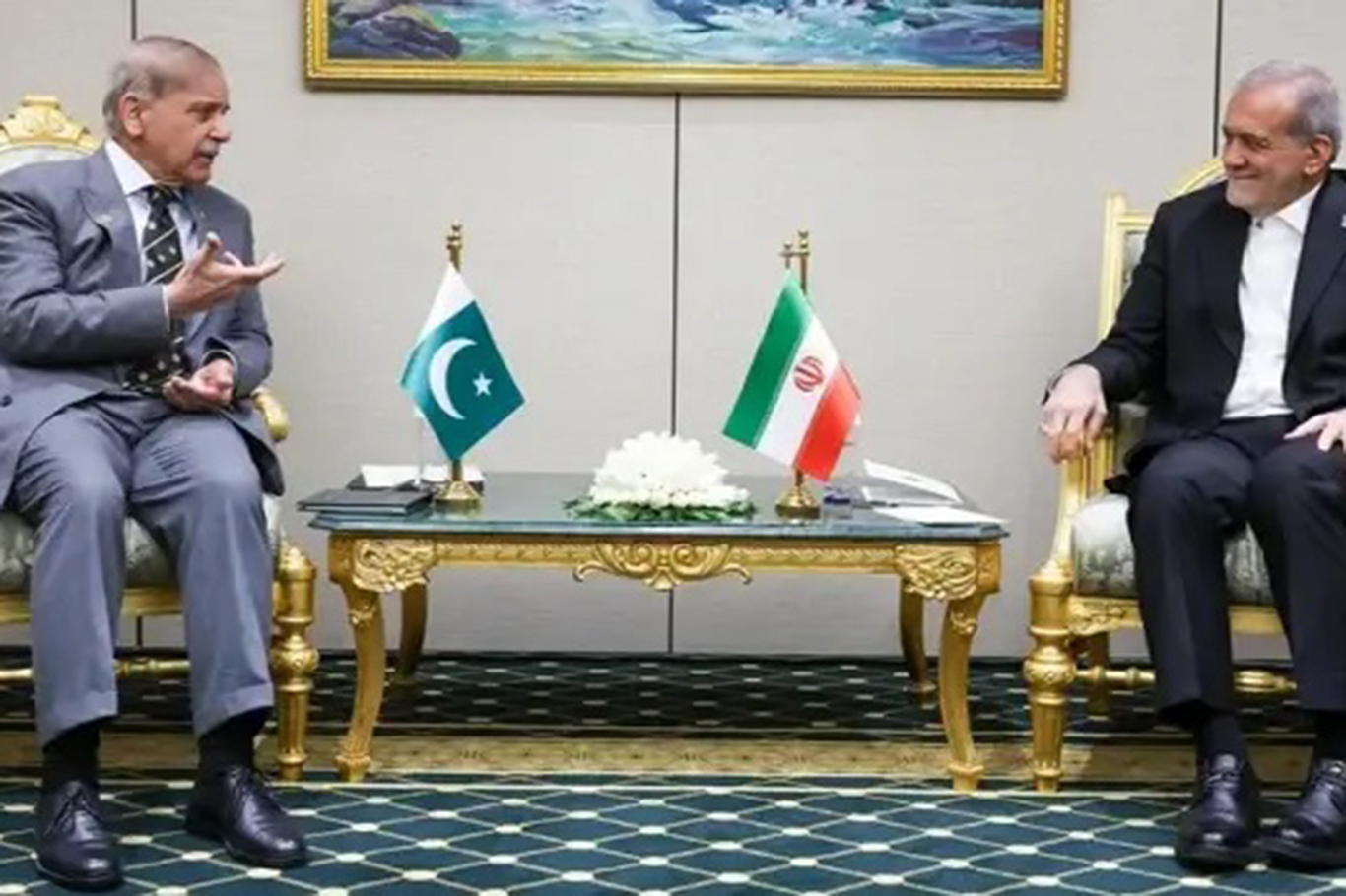 Pakistan Başbakanı Şerif ile İran Cumhurbaşkanı Pezeşkiyan görüştü