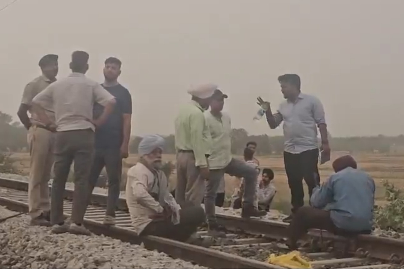 Hindistan'da demiryoluna döşenen patlayıcı infilak etti, saldırgan öldü