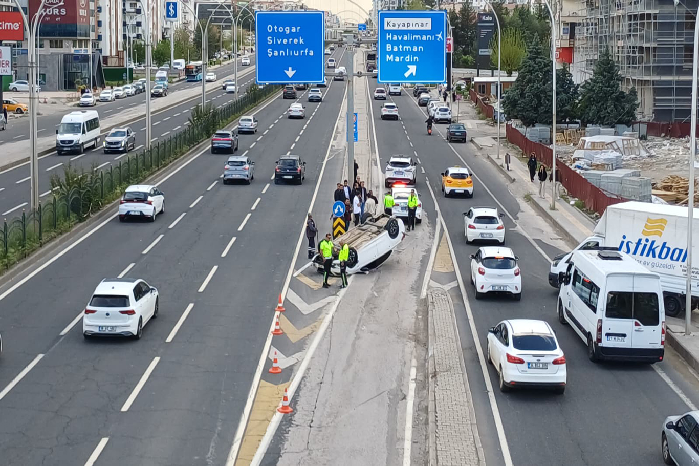 Diyarbakır'da otomobil refüje çarparak ters döndü 