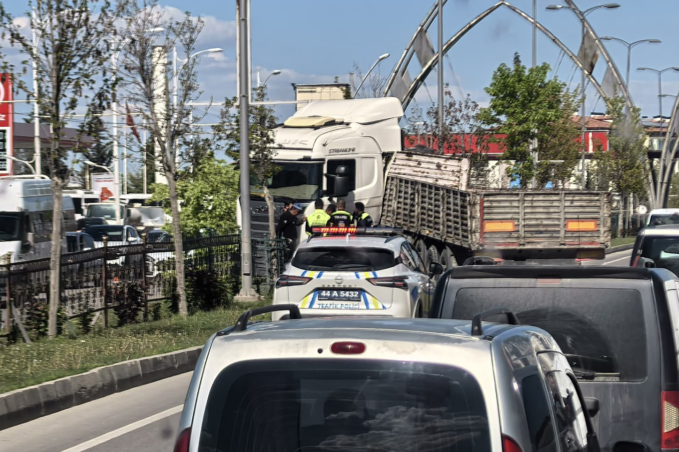 Malatya'da tır refüje çarparak karşı şeride geçti 