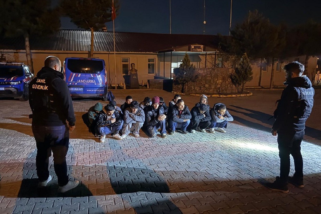 Van'da 13 düzensiz göçmen yakalandı