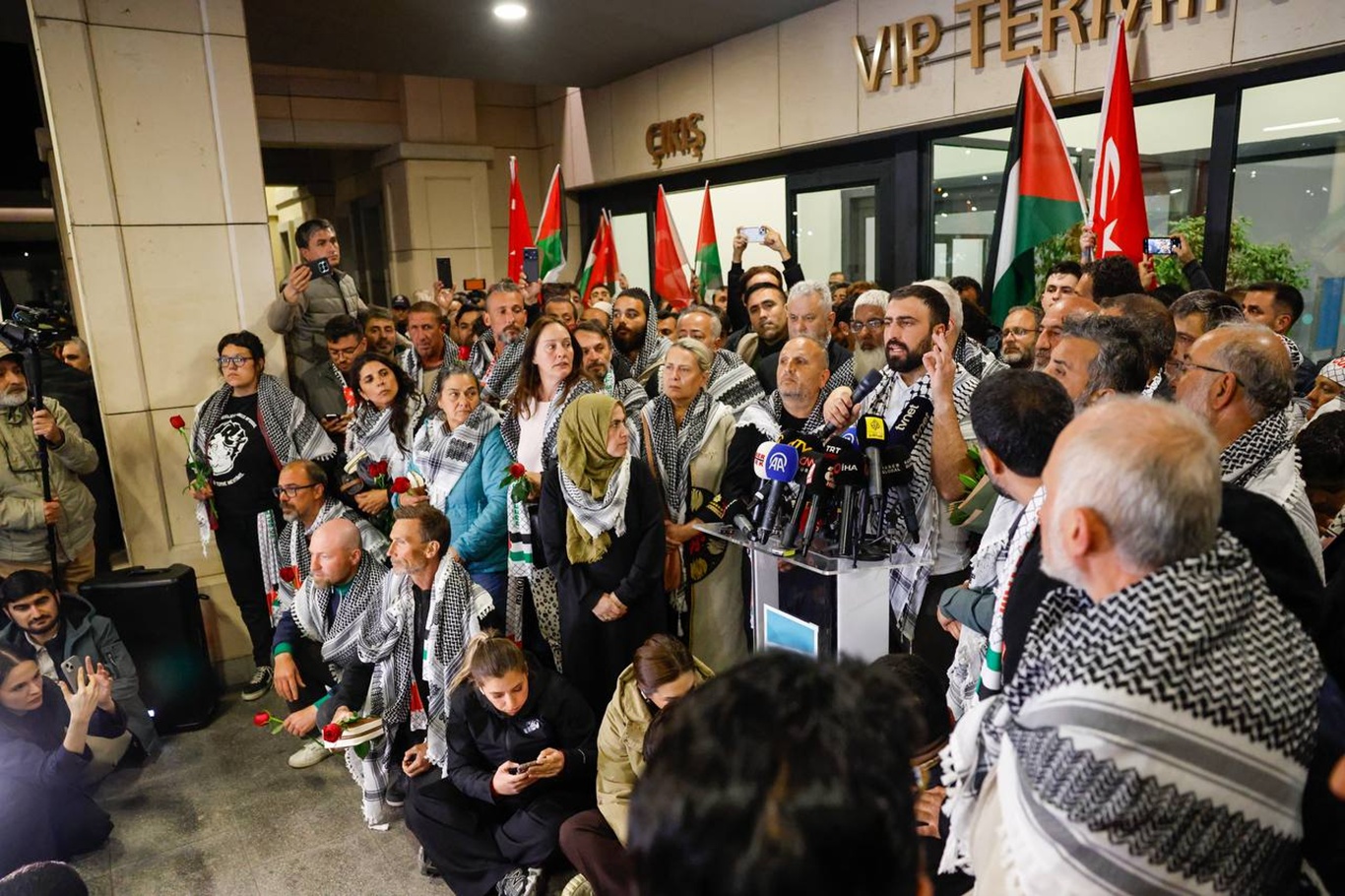 İşgalciler tarafından alıkonulan Global Sumud Filosu katılımcıları İstanbul'a döndü