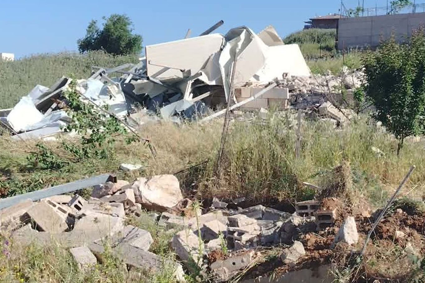İşgalciler, Filistinlilere ait ev ve ticari tesisi yıktı