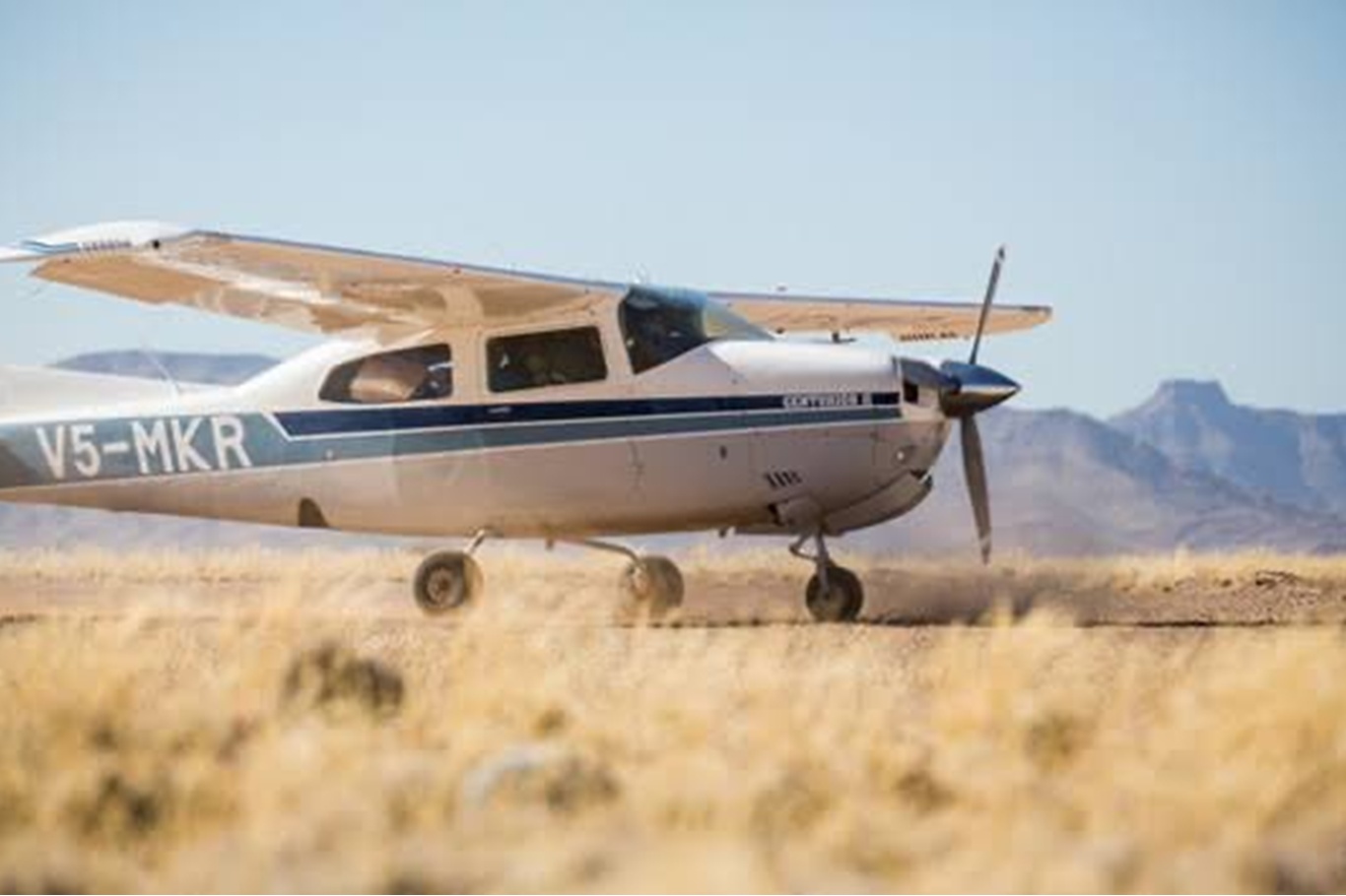 Namibya'da küçük uçak düştü: 4 ölü
