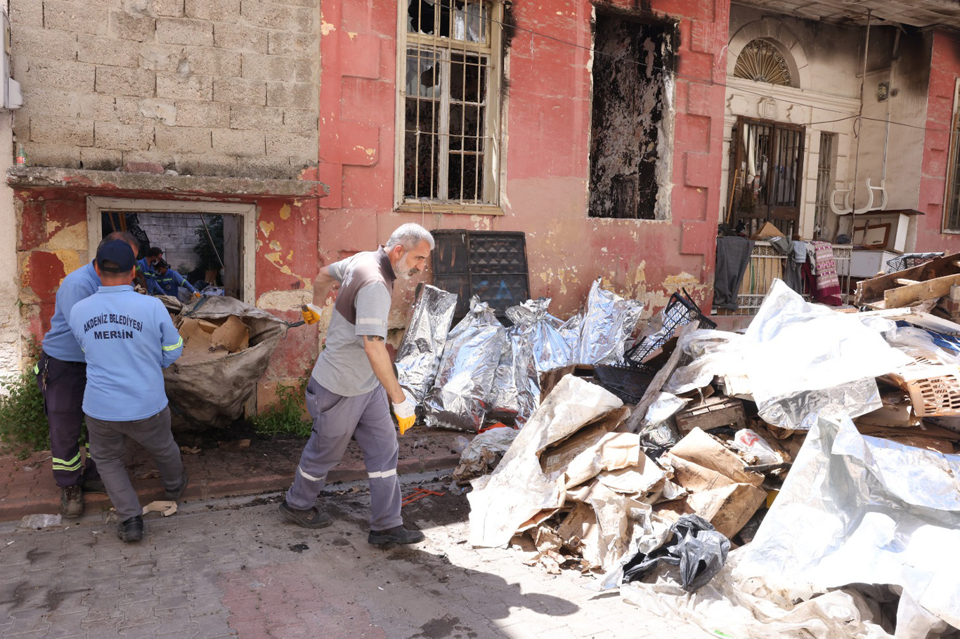 Akdeniz’de çöp eve müdahale: Tonlarca atık çıkarıldı