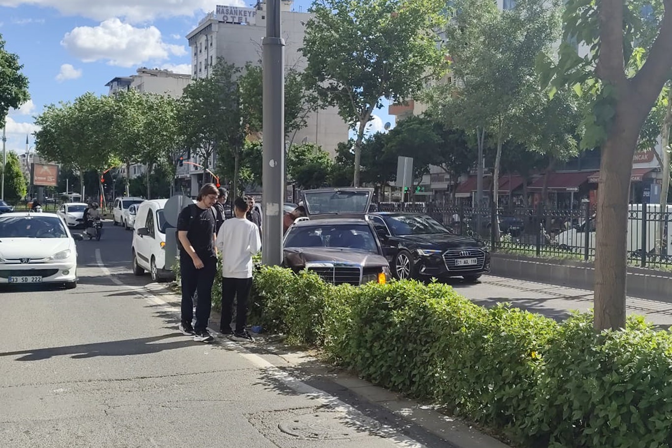 Batman'da kontrolden çıkan otomobil aydınlatma direğine çarptı